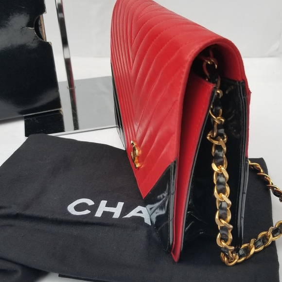 Authentic vintage Chanel Chevron single flap leather chain strap small handbag - Picture 7 of 16